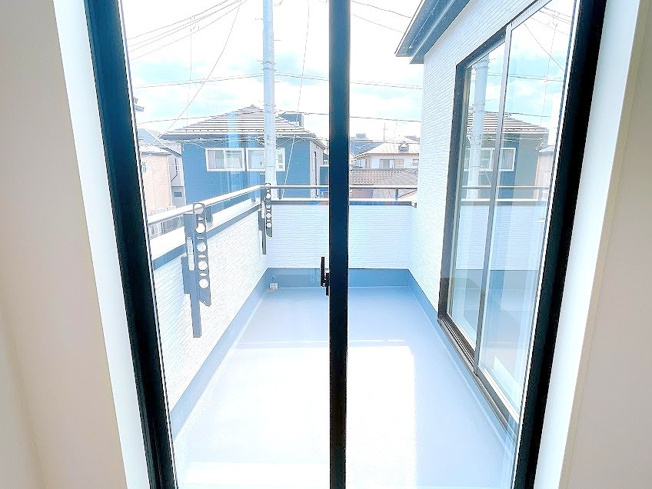 【バルコニー】 | 富士見市上沢2丁目　新築一戸建住宅　全3棟　(ふじみ野店) | 2つの洋室に面しており風通し良好♪