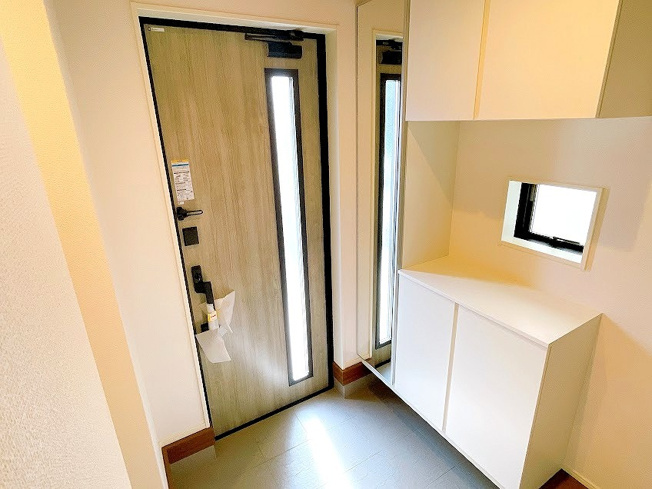 【玄関】 | 富士見市上沢2丁目　新築一戸建住宅　全3棟　(ふじみ野店) | 広いホールのキレイな玄関です！