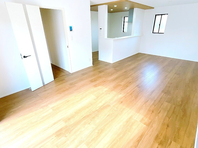 【居間・リビング】 | 富士見市上沢2丁目　新築一戸建住宅　全3棟　(ふじみ野店) | LDK19帖の広々空間♪
やわらかな木のぬくもりが心地よい、南東向きで明るく暖かいリビング