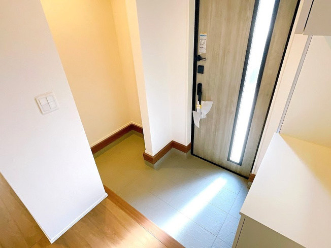 【玄関】 | 富士見市上沢2丁目　新築一戸建住宅　全3棟　(ふじみ野店) | シューズインクローゼットもございます、収納すっきり♪