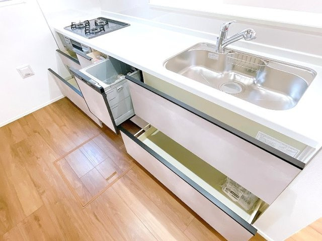 【キッチン】 | 富士見市上沢2丁目　新築一戸建住宅　全3棟　(ふじみ野店) | 食洗器付き、収納豊富なシステムキッチンです