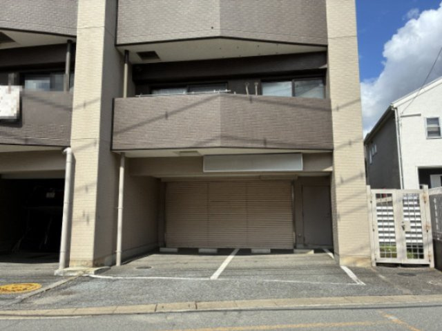 ライオンズマンション鴻巣。1階で店舗・事務所に最適の駐車場