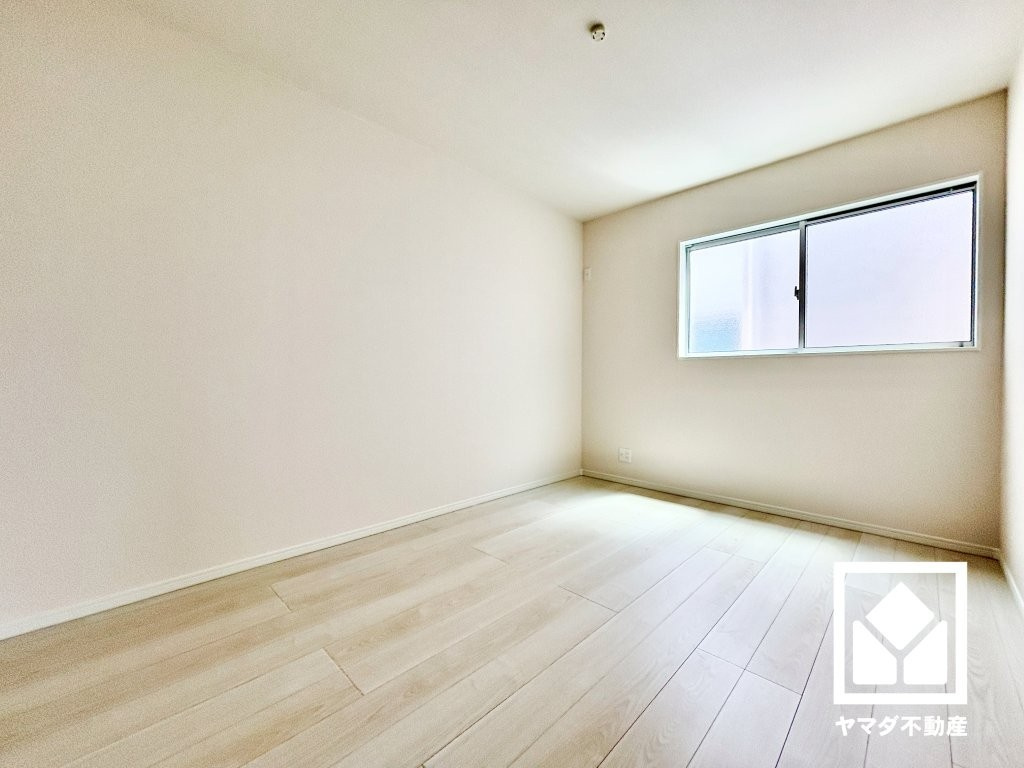 尼崎市稲葉荘1丁目の子供部屋|約6.3帖の2階洋室です。お子様のお部屋などにも丁度良い広さです。独立したお部屋なのでプライベートな時間をゆったり過ごせそうです。