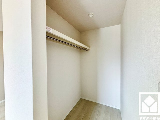 尼崎市稲葉荘1丁目の収納|収納力豊富なウォークインクローゼット付き。お洋服はもちろん、スーツケースなどの大物もしっかり収納できます。