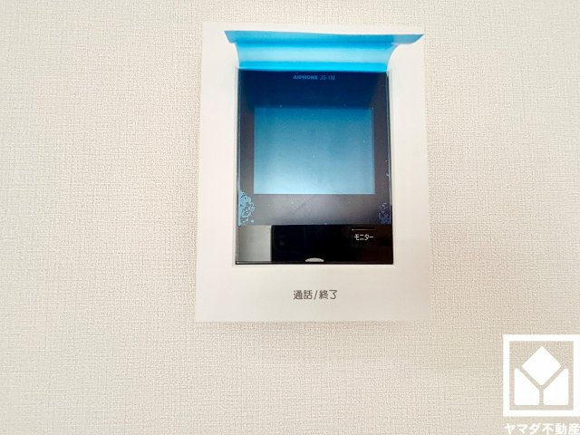 尼崎市稲葉荘1丁目の防犯設備|突然の来訪時にも防犯面で心強いモニター付きインターホンを設置。お留守番中のお子様も、室内からスムーズに相手の確認ができます。