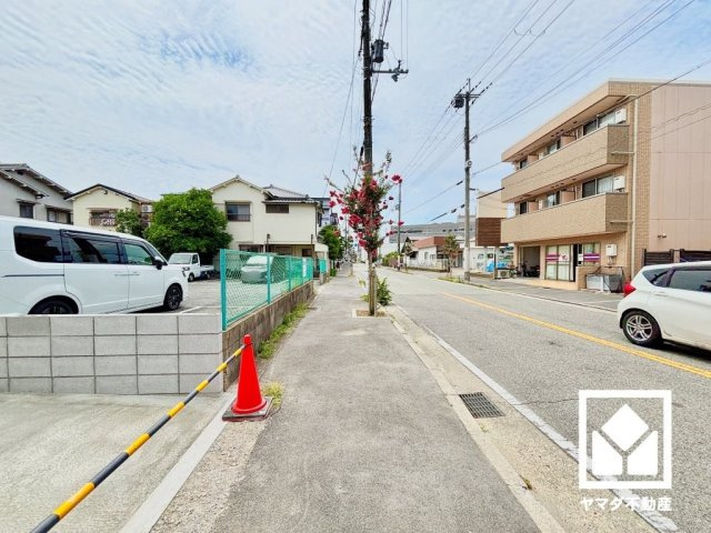 尼崎市稲葉荘1丁目の前面道路含む現地写真|前面道路は歩道付きのため、出入りの際の安全性が確保しやすい立地です。