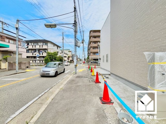 尼崎市稲葉荘1丁目の前面道路含む現地写真|前面道路幅員約12.0mとゆったりとした広さがあるのでファミリーカー等の車の出入りもしやすい立地です。