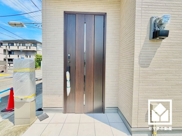 尼崎市稲葉荘1丁目の玄関|玄関が前面道路に対して横向きに設置されています。道路から家の中が見えにくいためプライバシーを確保しやすく、お子様の飛び出し防止にも配慮されたレイアウトです。