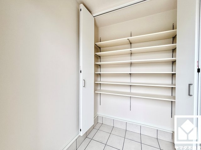 尼崎市稲葉荘1丁目の収納|玄関にはシューズボックスを設置。家族の靴もしっかり収納できるので、玄関がいつも片付き、気持ちよくお客様を迎えられます。