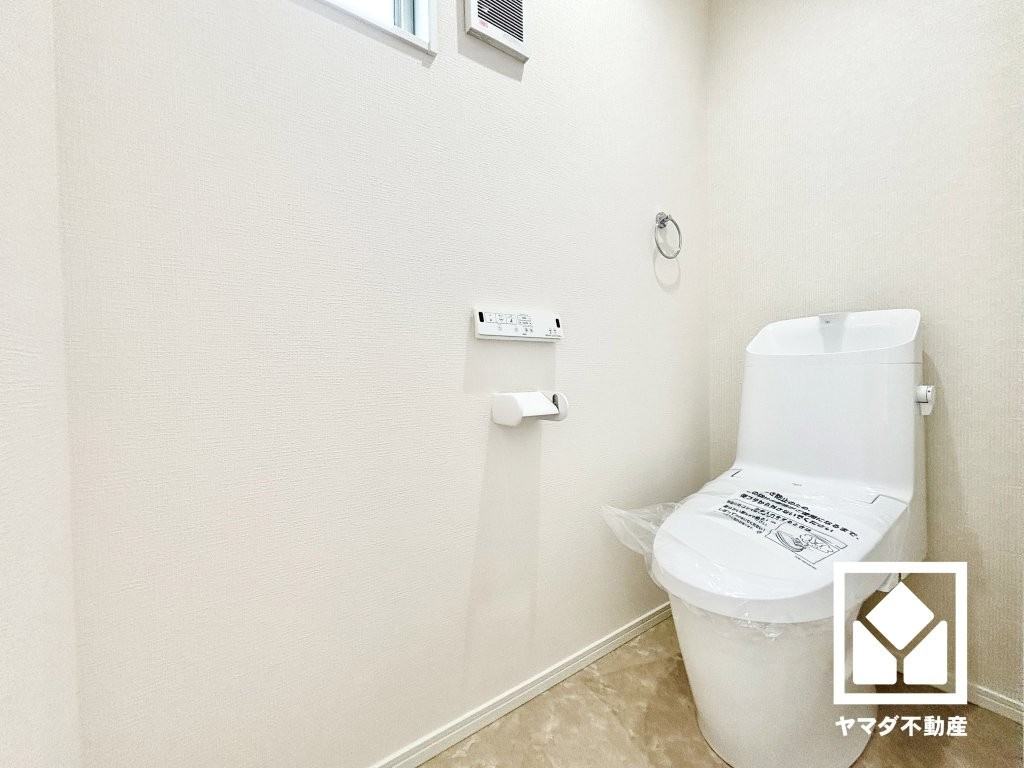 尼崎市稲葉荘1丁目のトイレ|明るく清潔感溢れるトイレです。1階・2階の2か所に設置されているので、朝の忙しい時間帯も混雑を避けやすい間取りです。