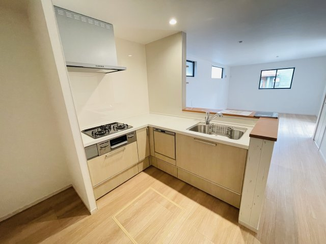 KEIAI GRACE瑞穂区田光町1期｜名古屋市の戸建ならホームアップのキッチン|【売主施工例】リビングで遊ぶお子様の様子を見守りながら、安心してお料理。家族との会話も弾む、幸せなキッチン時間です。