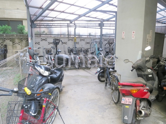 セントラルビルのエントランス|駐輪場並びにバイク置き場です☆