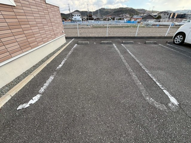 ライラック　グレースの駐車場