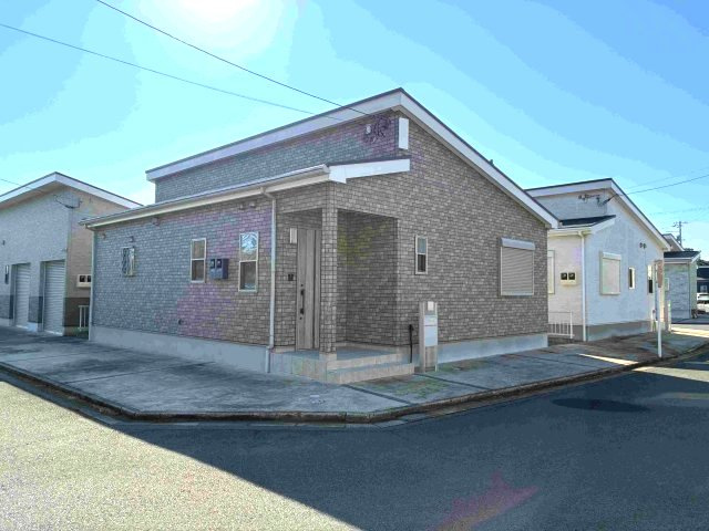 東金市八坂台4　平家中古戸建の外観|令和2年6月築 太陽光発電オール電化 複層ガラス上下水 駐車2台可 リビング約18帖 閑静な分譲地内