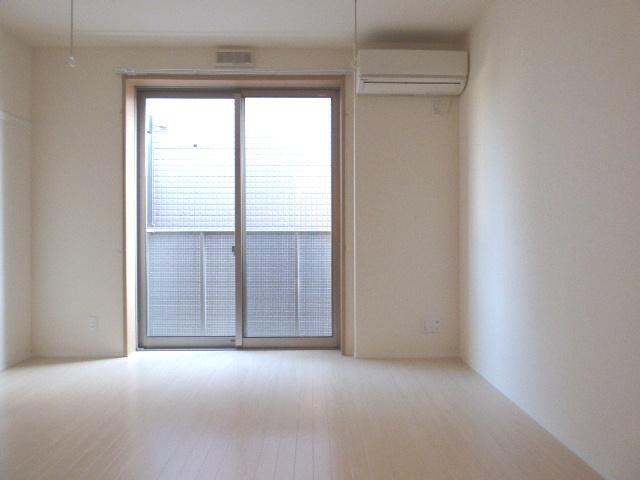 厚木市旭町３丁目のアパートの居間・リビング