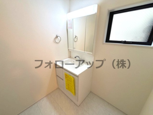リーブルガーデン尼崎市武庫之荘3期の独立洗面台|独立洗面台、小物を置くことができて便利です