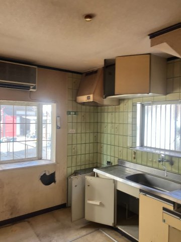 店舗・住宅の独立玄関仕様　5DKの間取り～千葉県野田市次木～のキッチン|2面に窓を配した壁付けキッチン。吊戸棚を設置しています