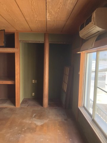 店舗・住宅の独立玄関仕様　5DKの間取り～千葉県野田市次木～の洋室|板の間と収納棚を備えた洋室。窓からの採光もございます