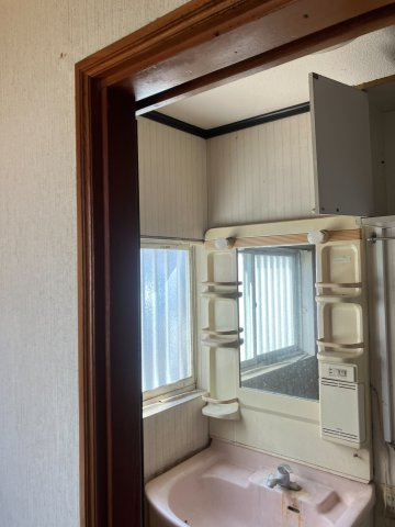 店舗・住宅の独立玄関仕様　5DKの間取り～千葉県野田市次木～の洗面所|鏡付きの洗面化粧台を設置。横に窓があり換気が行えます