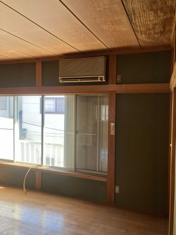 店舗・住宅の独立玄関仕様　5DKの間取り～千葉県野田市次木～の洋室|2枚建ての腰高窓を配した洋室。採光が確保されています