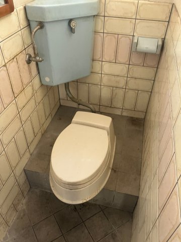 店舗・住宅の独立玄関仕様　5DKの間取り～千葉県野田市次木～のトイレ|店舗内に設置された洋式トイレ。壁面はタイル仕様