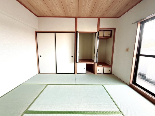 グリーンパレスの和室|奥行きある押入と小収納。物の分類が可能です