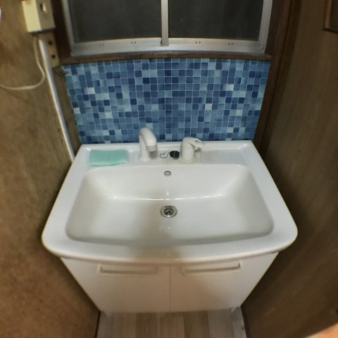 OC物件 千葉県佐倉市臼井田の洗面所|水回りに彩りを添えるブルーのタイルが、空間に清潔感と個性を与えます