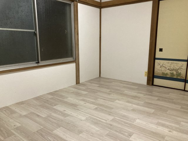 OC物件 千葉県佐倉市臼井田の洋室|畳からスタイリッシュなフロアタイルへ変更。和洋折衷のモダンな雰囲気は、どんな家具とも相性◎です。趣の