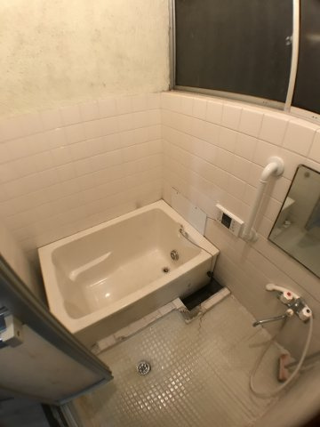 OC物件 千葉県佐倉市臼井田の浴室|バスルームには手すりを設置し、幅広い世代が安心して利用できるよう配慮