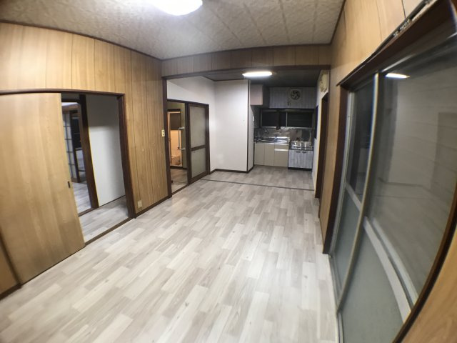 OC物件 千葉県佐倉市臼井田の居間・リビング|全室、ナチュラルなトーンのフローリングへ刷新。北欧家具も映えるモダンな空間