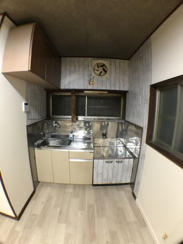 OC物件 千葉県佐倉市臼井田のキッチン|窓があり、明るく換気もしやすいキッチン。壁面にはお手入れが簡単なパネルを採用し、清潔感をキープ。