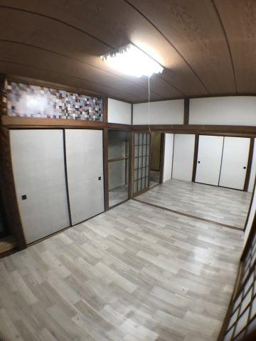 OC物件 千葉県佐倉市臼井田の洋室|明るい木目調のフロアタイルに全面リフォーム済み！広々とした延べ床面積を活かした、開放感のある洋室です