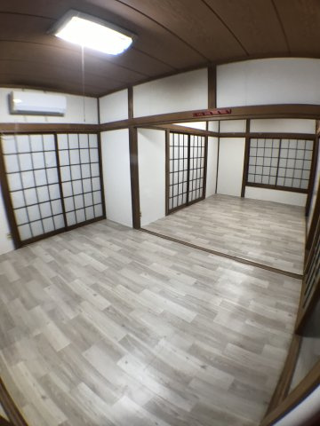 OC物件 千葉県佐倉市臼井田の洋室|天井の美しい木目など、日本の伝統的な造りをあえて残すことで、落ち着きのある「和モダン」な雰囲気に仕上