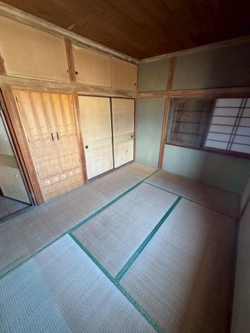 レトロモダンな海辺の邸宅～銚子市海鹿島町～の和室|収納力◎の押し入れを備えた、趣ある和室。客間としてはもちろん、寝室としても落ち着ける空間です。また、