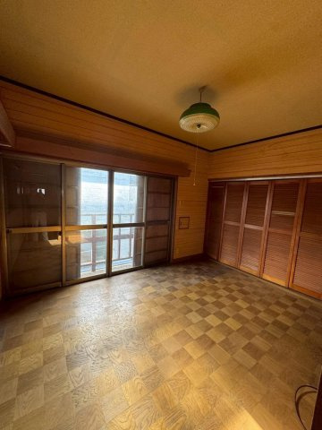 レトロモダンな海辺の邸宅～銚子市海鹿島町～の洋室|陽当たりの良い2階洋室。壁一面のクローゼットで、お部屋をいつでもスッキリ保てます。