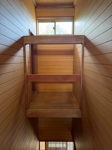 レトロモダンな海辺の邸宅～銚子市海鹿島町～のその他|階段吹き抜け上部。木の質感が美しい、吹き抜けのような開放感のある階段エリア。