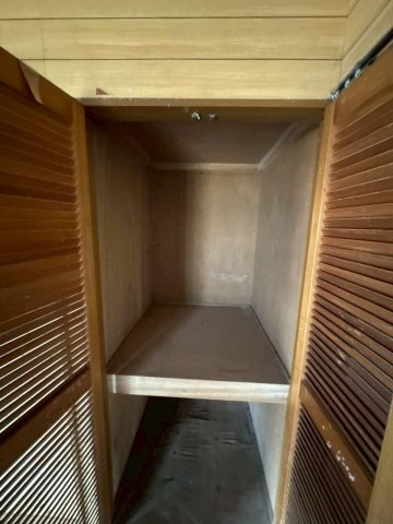 レトロモダンな海辺の邸宅～銚子市海鹿島町～の収納|通気性の良いルーバー扉の収納スペース。奥行きもしっかりあり、季節物の収納も安心です。