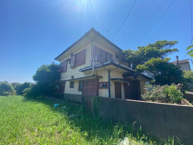 レトロモダンな海辺の邸宅～銚子市海鹿島町～の外観|【陽当り良好×緑豊かな住環境】レンガ造りの外構が目を引く、開放感ある佇まい。