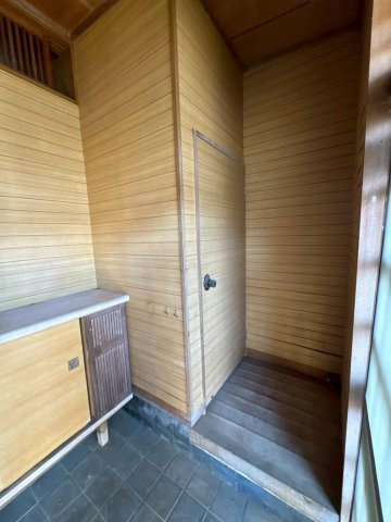 レトロモダンな海辺の邸宅～銚子市海鹿島町～の玄関|木目調の落ち着いた玄関が、アクティブに楽しんだ後の心と体を優しく迎えます。