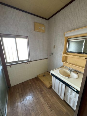 レトロモダンな海辺の邸宅～銚子市海鹿島町～の洗面所|明るい光が差し込む窓付きの洗面スペース。海から帰ってすぐに使える、窓付きの明るい洗面スペース。マリン