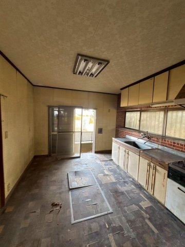 レトロモダンな海辺の邸宅～銚子市海鹿島町～のキッチン|海辺のカフェのような雰囲気。DIYでカウンターを作れば、さらに民泊としての魅力が高まります。