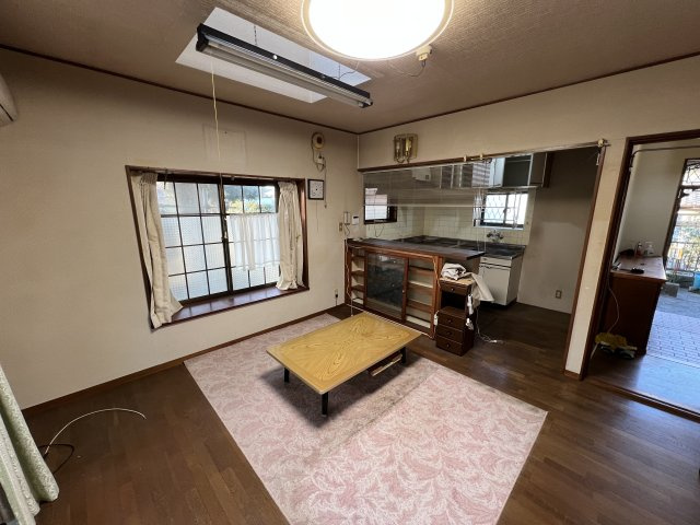 千葉県市原市南岩崎　中古戸建の居間・リビング|天窓があります