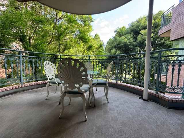 トリニティヴァローレ　３階　4LDKのバルコニー