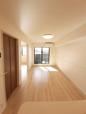 【居間・リビング】 | グランパセオ | こちらのリビングで趣味の時間をお楽しみください