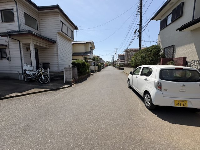 【玄関吹抜】泉台２丁目　戸建ての前面道路含む現地写真
