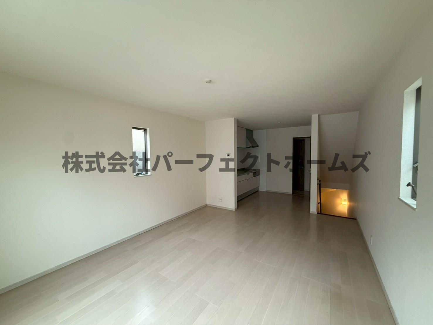 出口3丁目戸建　賃貸の居間・リビング|ゆったりとした居間です