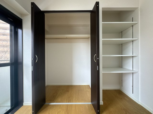 【収納】 | レークヒルズ野多目2番館☆仲介手数料無料☆ | 【収納豊富でスッキリとした暮らし】 全居室に収納を完備。大型のクローゼットは季節物や趣味の道具もまとめて管理でき、お部屋を常に美しく保てます。自分だけの落ち着けるプライベート空間に。
