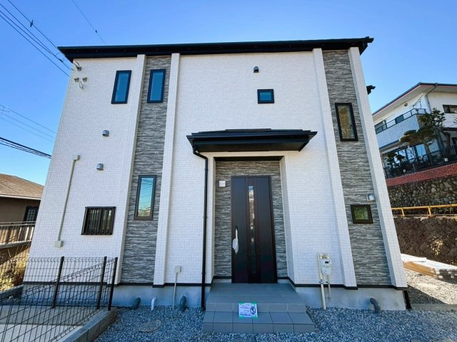 町田市原町田2丁目の外観|シンプルながらも落ち着きのある外観デザインが魅力です。ゆとりある敷地に駐車スペースを完備し、家族の快