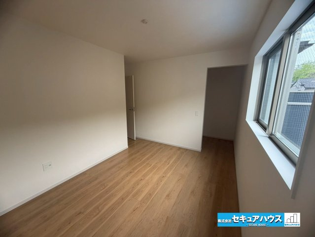 【完成】名古屋市南区神松町2丁目の洋室|【洋室】
◆広々とした居住空間は日々の暮らしを彩り、心のやすらぎと満足感を与えてくれます。通風と採光を考慮した設計は子供たちはのびのび育ち、家族でくつろぎと団らんを生み出します。