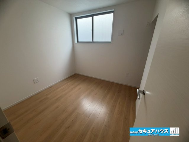 【完成】名古屋市南区神松町2丁目の洋室|【洋室】
◆家族一人ひとりの大切なプライベート空間。趣味に合わせて使って頂けるようシンプルに仕上げてあります。暮らし心地を大きく左右する収納を、適材適所に配置し使い勝手を考慮しました。　